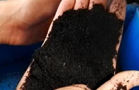  廢輪胎膠粉設(shè)備將18mm橡膠顆粒磨成20-60目橡膠粉